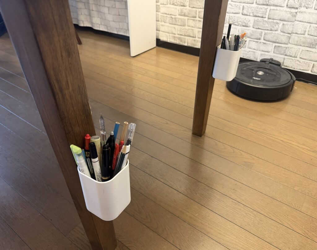 ダイニングテーブル:脚にペン立てを付けて文房具を浮かせる工夫