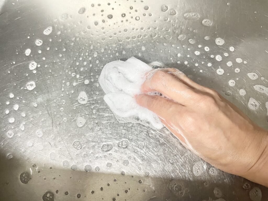 セットする前の排水口ネットでシンクを洗うのもおすすめ