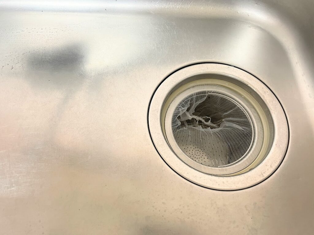 排水口のぬめりやニオイを放置する