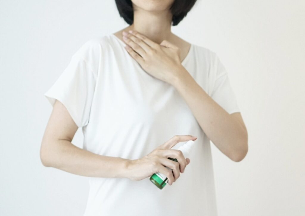 日焼け止め汚れに塩素系漂白剤を使うと、なぜピンク色に?