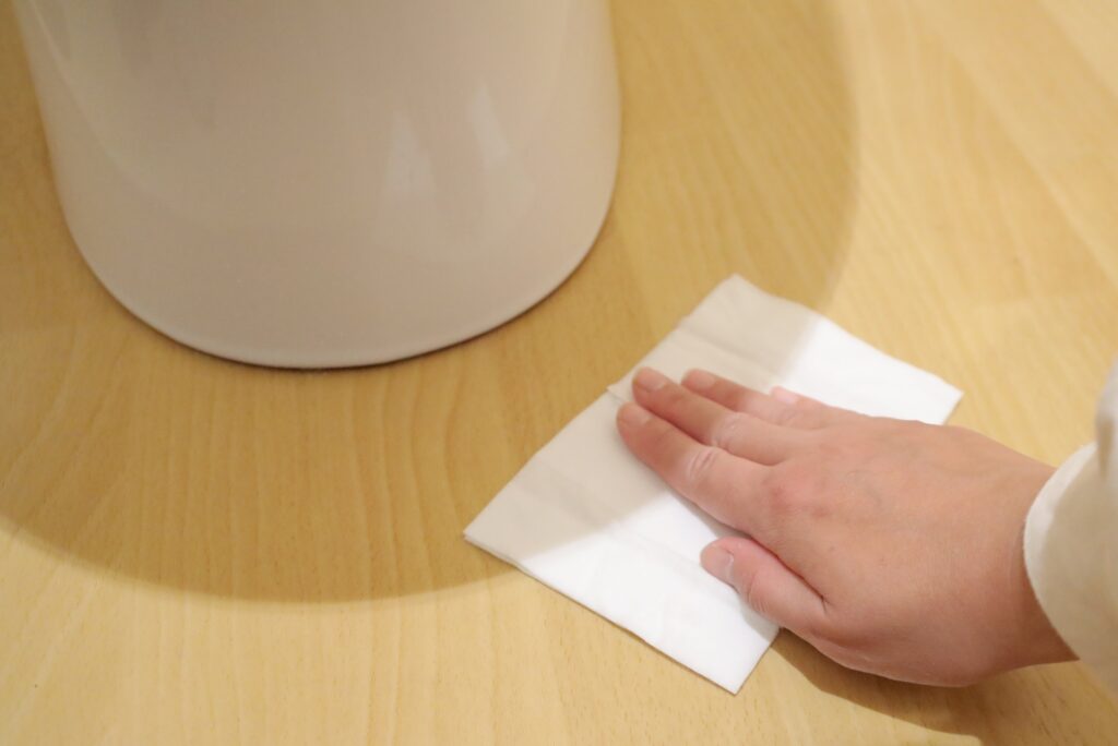 トイレの床を拭く