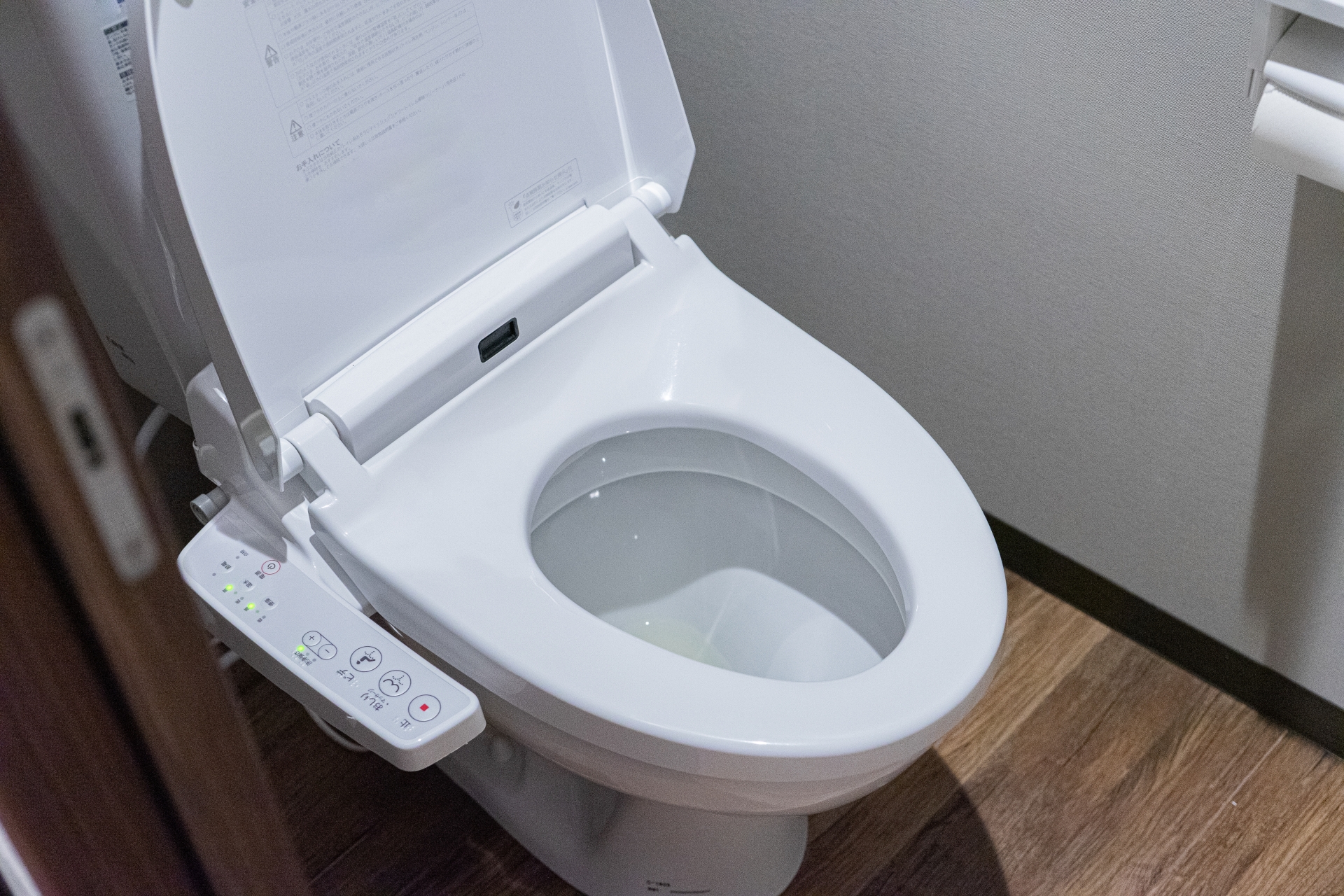 トイレ掃除でやってはいけない！プロ主婦が教える「床に掃除機NG」の理由と正しい掃除法