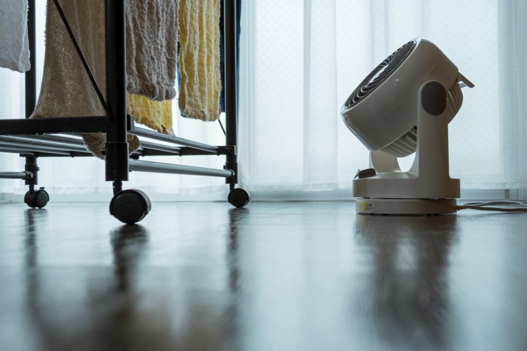 洗濯物の下には物を置かず、サーキュレーターを下から当てる