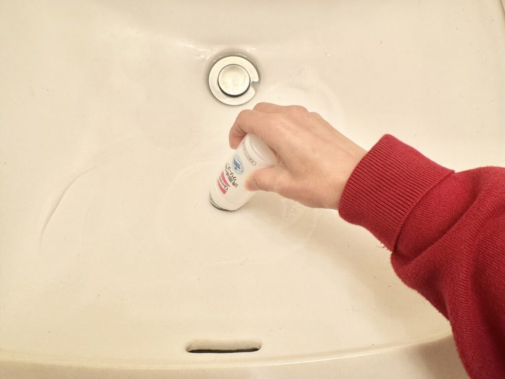 洗面ボウルクリーナーを使うところ