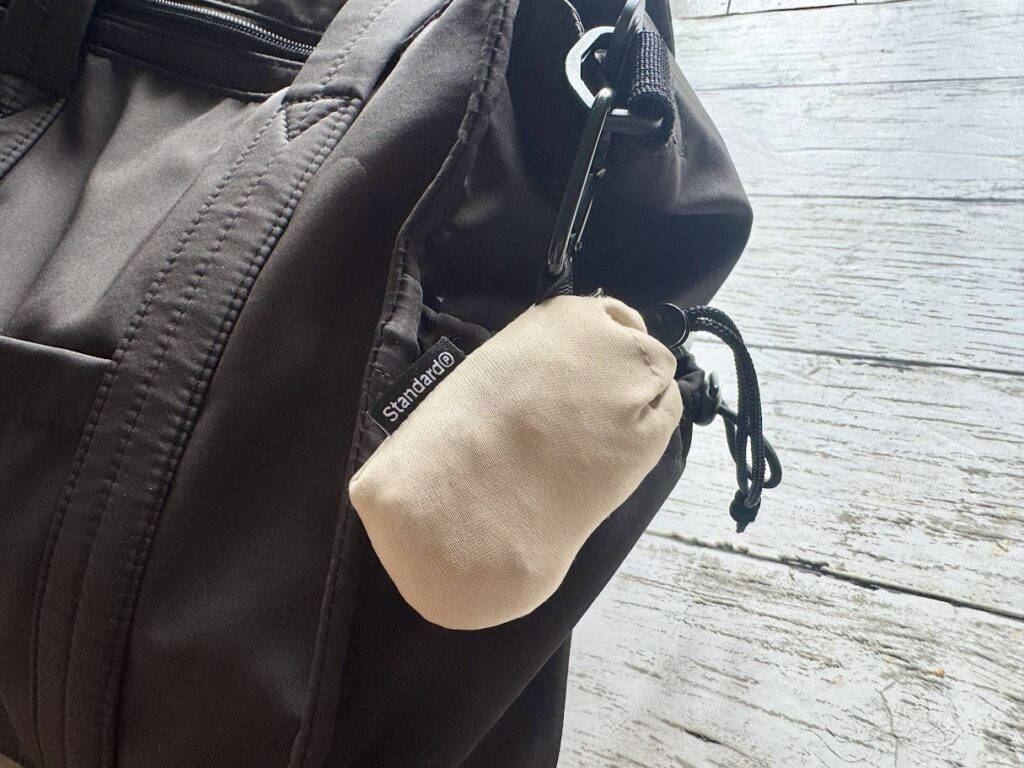 カラビナ付きでバッグにぶら下げられる