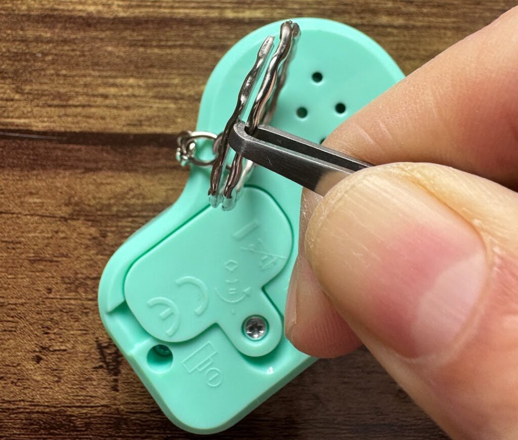 キーホルダーのダブルリングが開ける