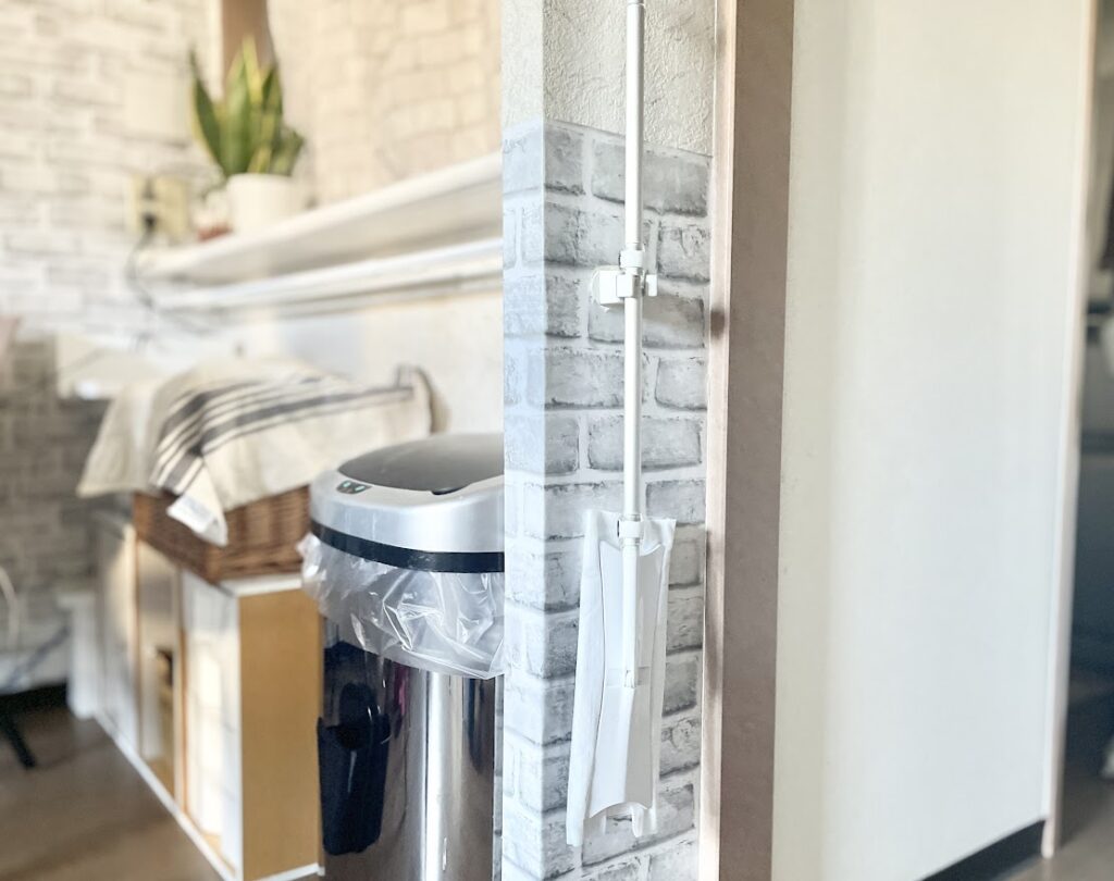 床掃除:ワイパーは「壁に住まわせる」