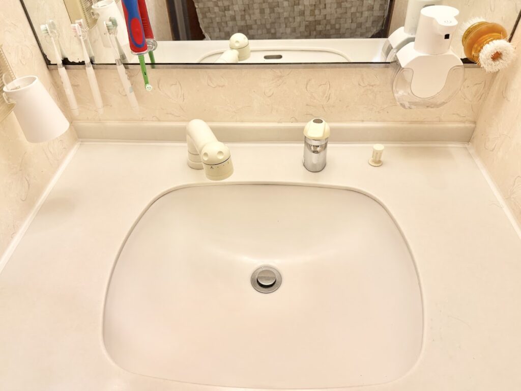 フィルムフックで物を浮かせた洗面台