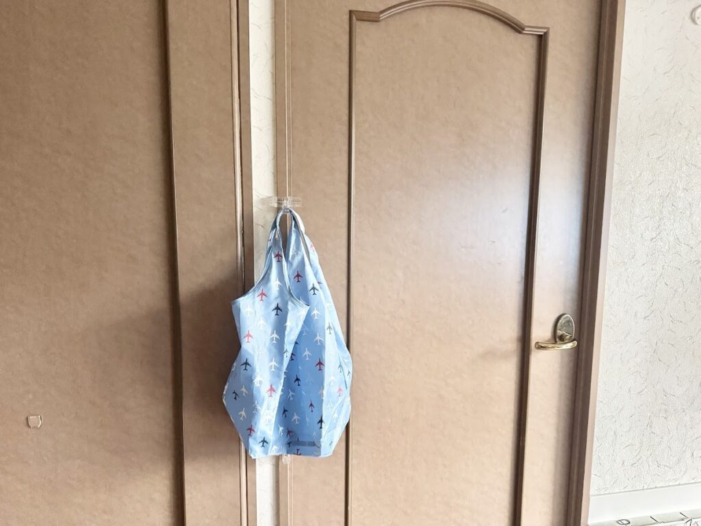 床に直置きしないように一時置きしたいものをフックで浮かせる