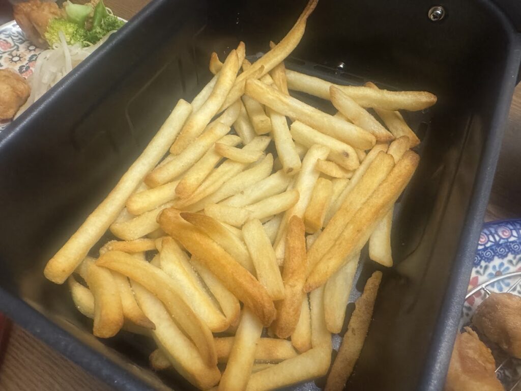 エアフライオーブンで焼いた冷凍ポテト。すごくおいしい!