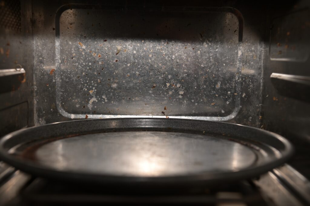 汚れた電子レンジ