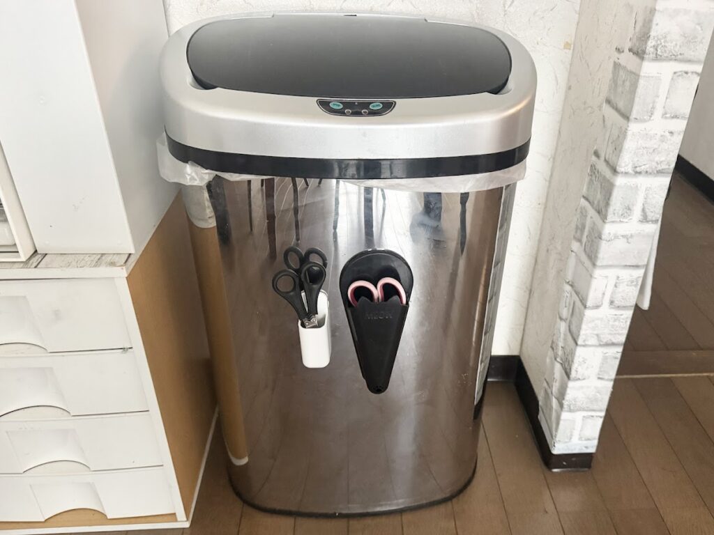 ゴミ箱にハサミを貼る