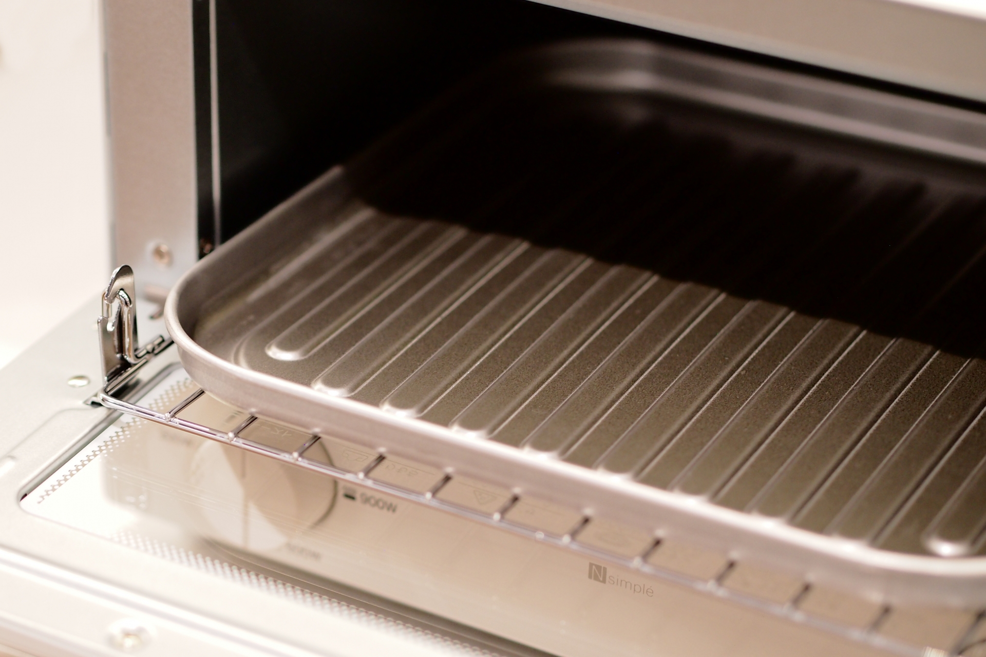 実は「発火」の恐れも？トースターの受け皿にアルミホイルを敷くのがNGな理由と、掃除をラクにする正解