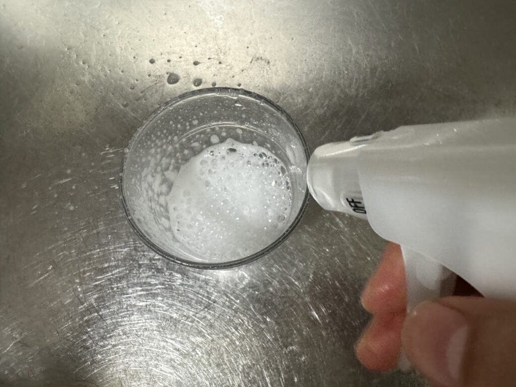 食器用希釈洗剤をコップに吹き付けたところ
