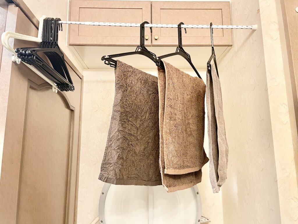 洗濯機の上につっぱり棒