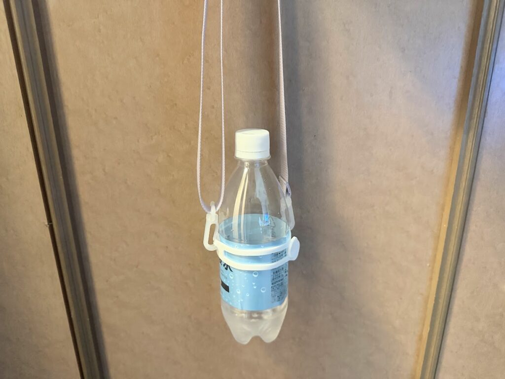 セリア ドリンクボトル用ストラップホルダーを付けたところ