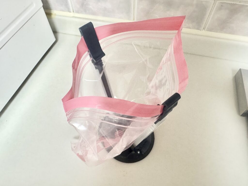 ダイソー フリーザーバッグホルダー(Moco's Table)110円を使っているところ