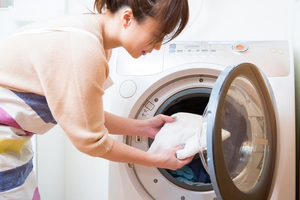3. 【ドラム式洗濯機】の正しい入れ方:大物は奥、ネットは手前