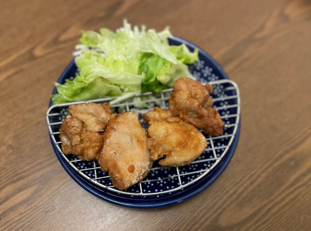 ステンレス半月網ののせた唐揚げ