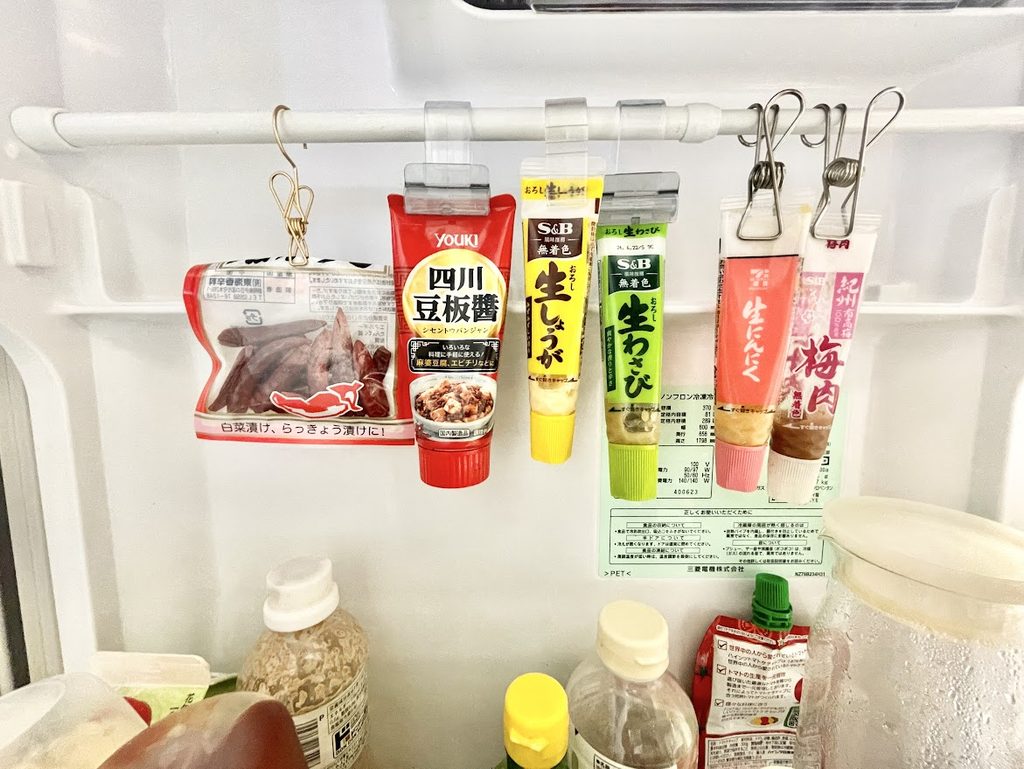 「短いつっぱり棒」× チューブ調味料の空中収納