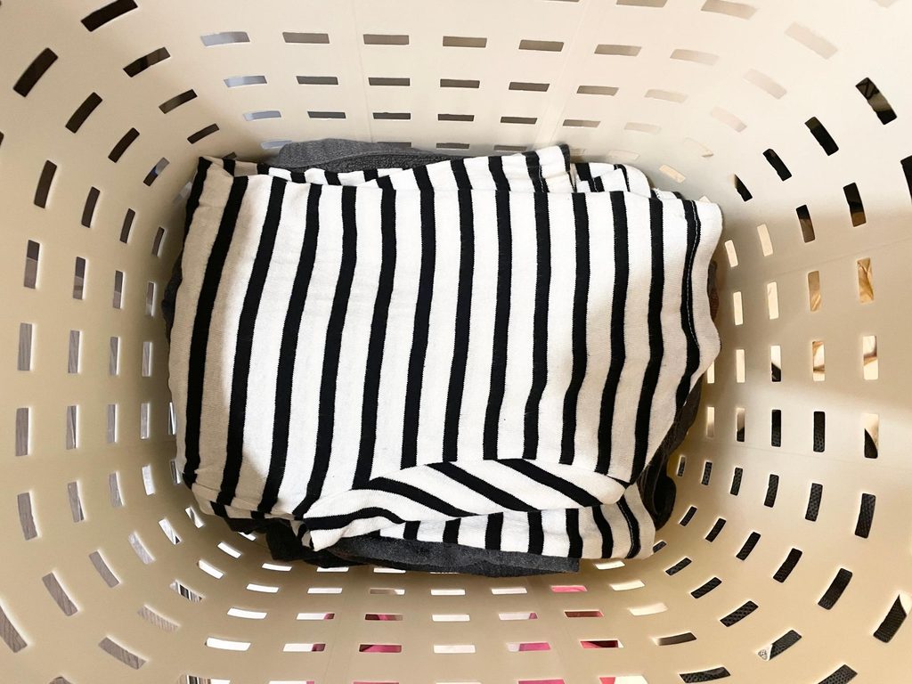 たたんで洗濯カゴへ