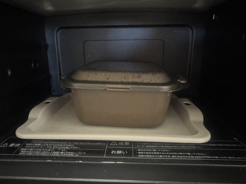 熱くならない電子レンジ用トレーの上にのせるのがおすすめ