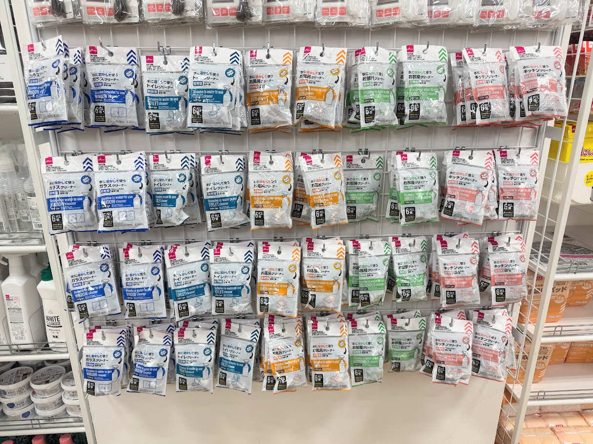 ダイソーから「水に溶かす錠剤クリーナー」が登場！110円で1.8L分のコスパと実際に使って分かった注意点＆正直レビュー